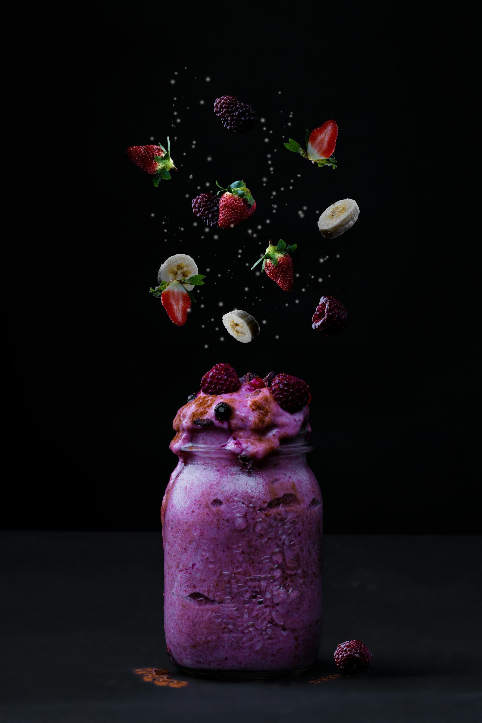 Beeren-Protein-Shake im Glas mit frischem Obst — POUR. coffee and more in München