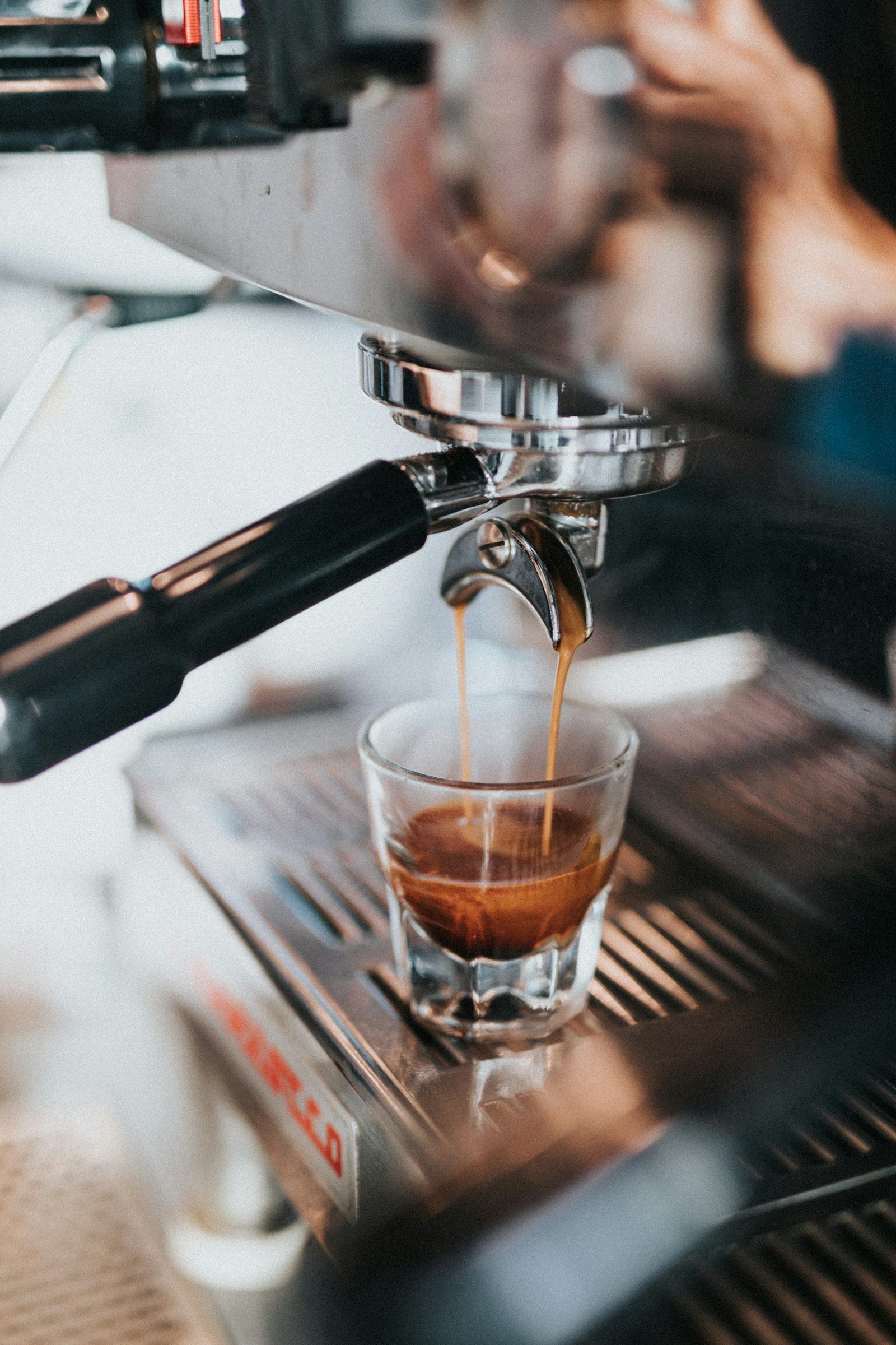 Espresso Shot läuft aus dem Siebträger — POUR. coffee and more in München