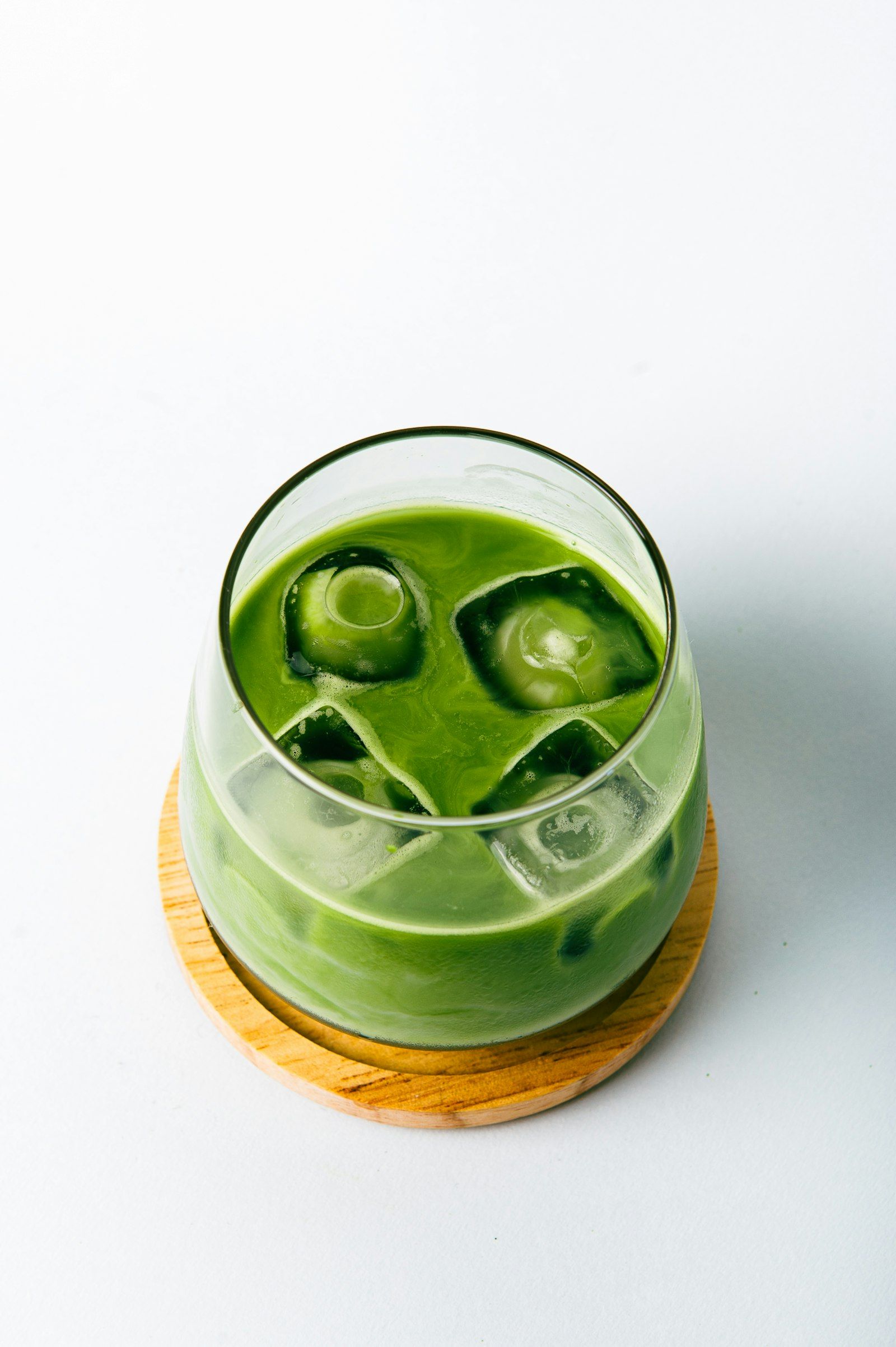 Iced Matcha Latte mit Eiswürfeln — Specialty Café POUR. coffee and more in München