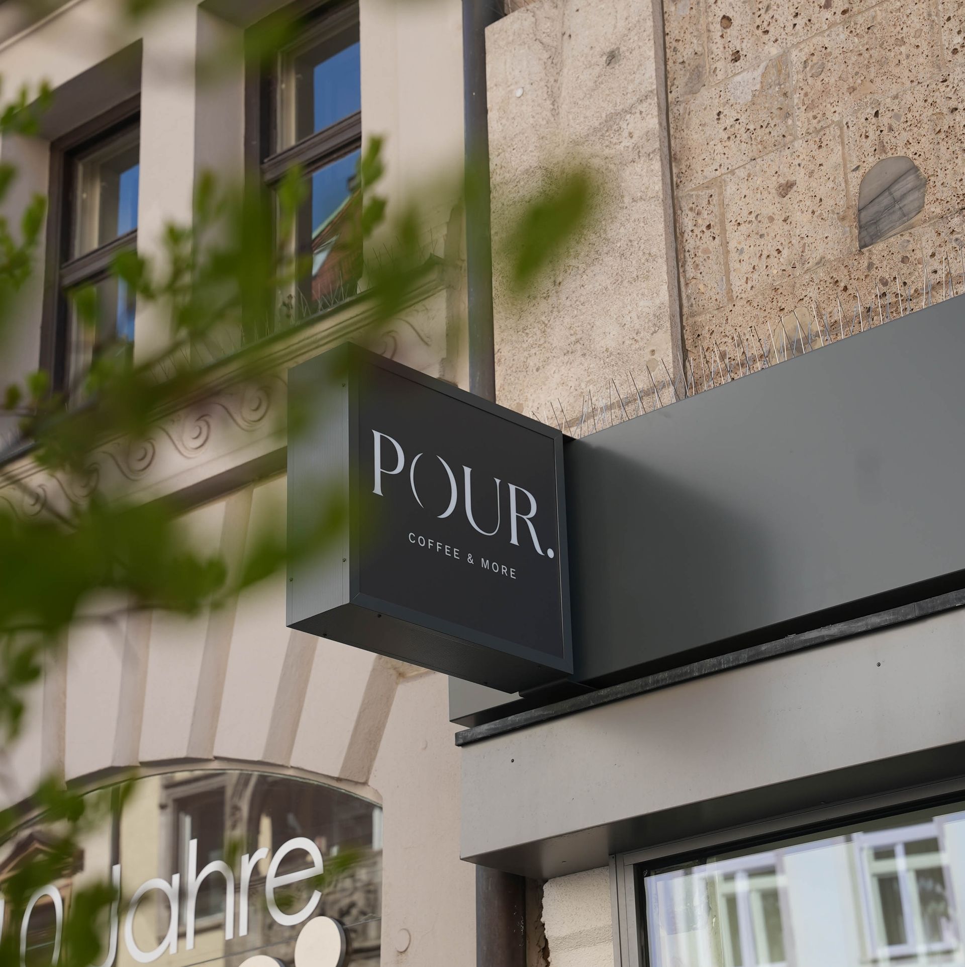 Innenraum von POUR. coffee and more in München mit Bogenelementen und warmer Beleuchtung