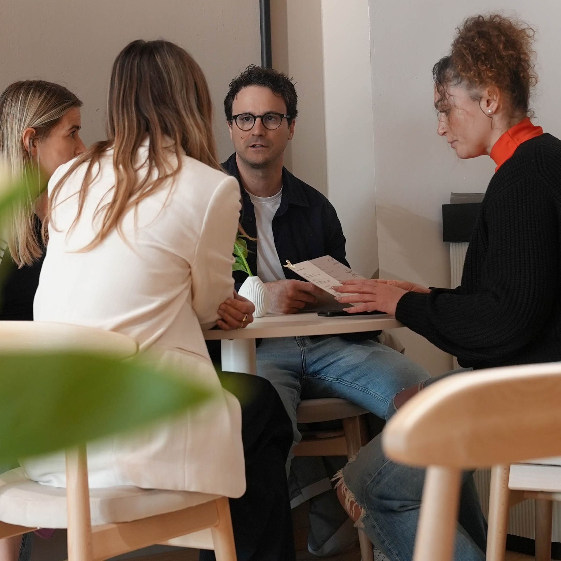 Gast arbeitet am Laptop bei POUR. coffee and more in München